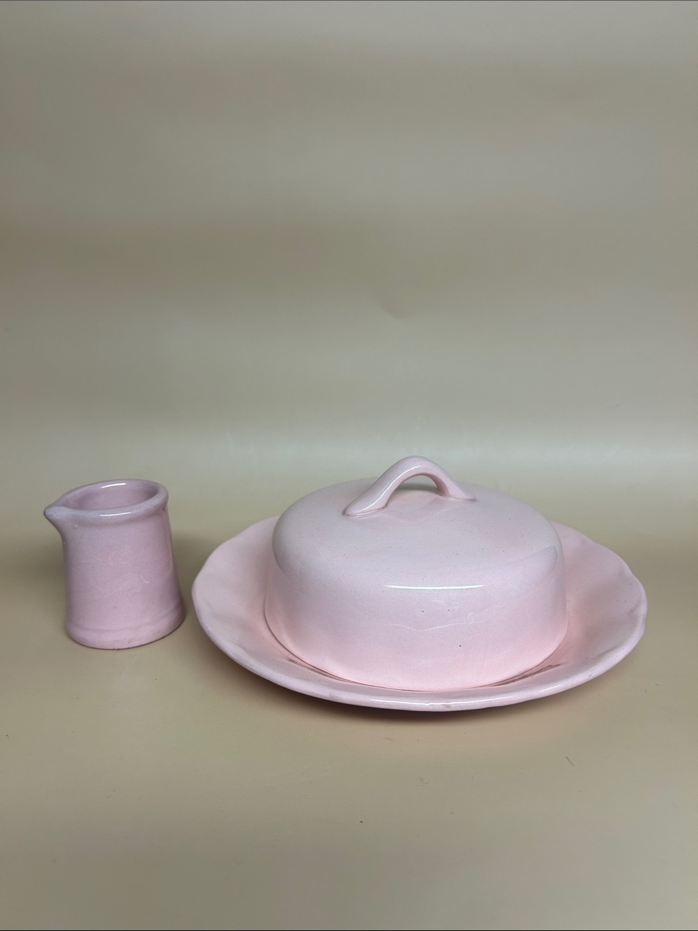 Peach pétal   Gryndley Pink Ceramic Butter Dish with Lid and Small creamer
